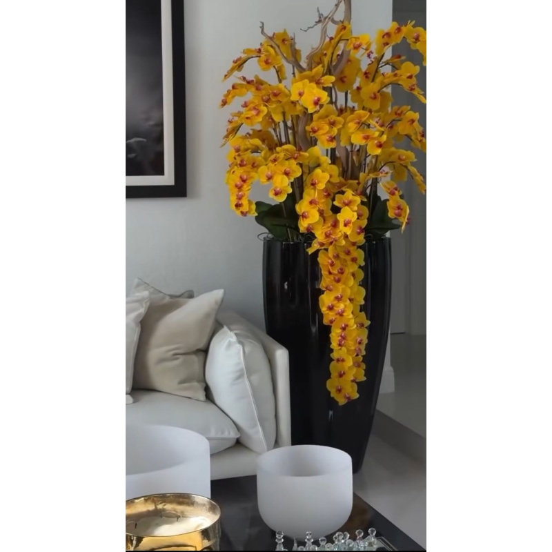 San Jose Vase in glänzendem Schwarz mit hängenden gelben Orchideen