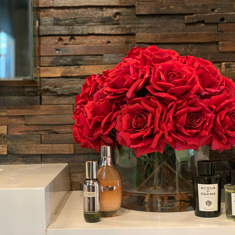 Zylindervase mit künstlichen roten Rosen