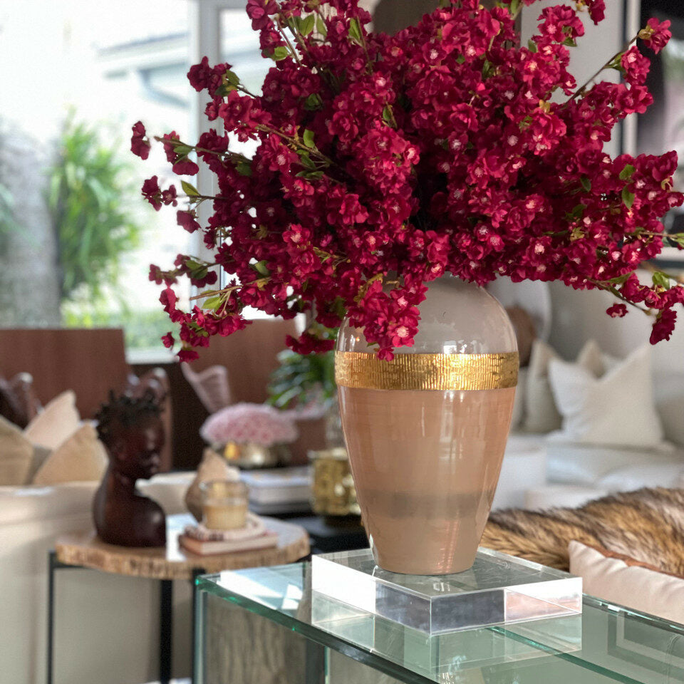 „Goddess“-Vase mit bordeauxfarbenen Kirschblüten