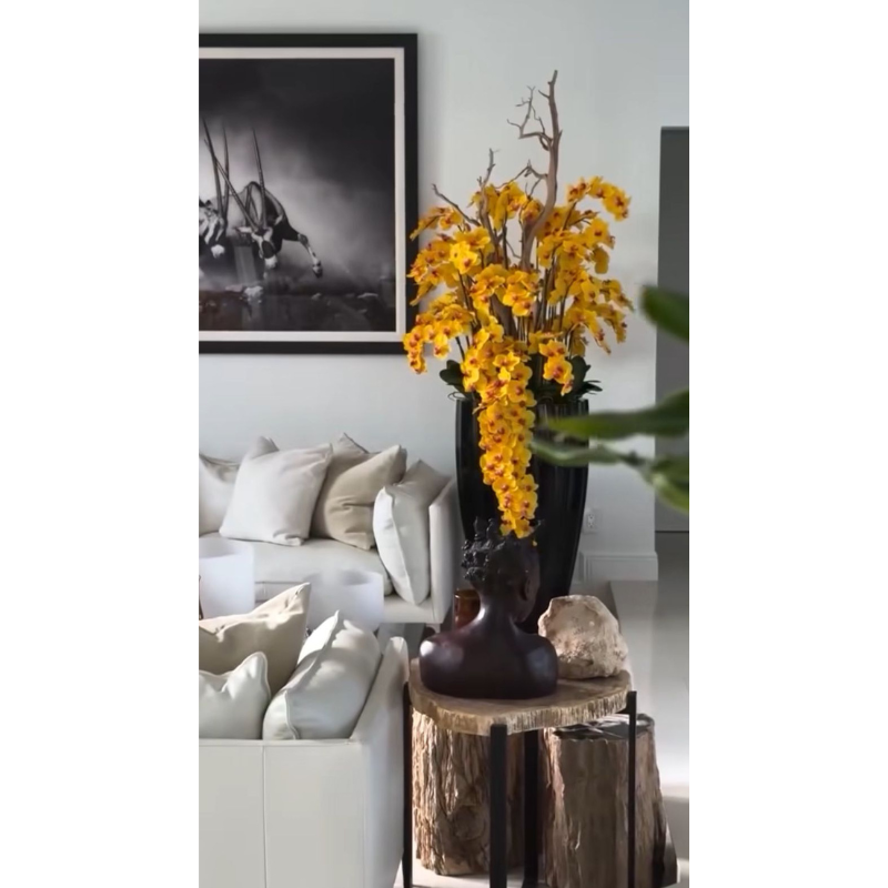 San Jose Vase in glänzendem Schwarz mit hängenden gelben Orchideen
