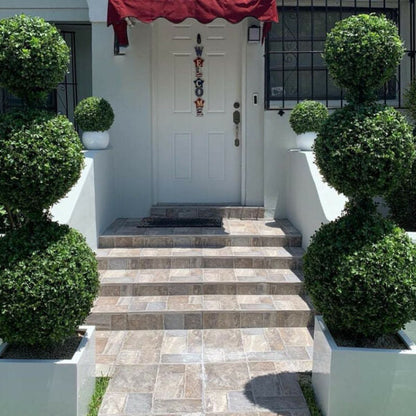 Dreifaches Kugel-Topiary mit mittlerem Block-Fiberglas-Topf