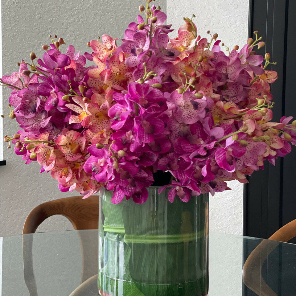Gemischte Mokara-Orchideen im großen Rota-Zylinder
