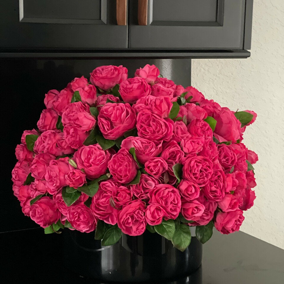 Dunkelrosafarbene englische Rosen in schwarzer Glasvase