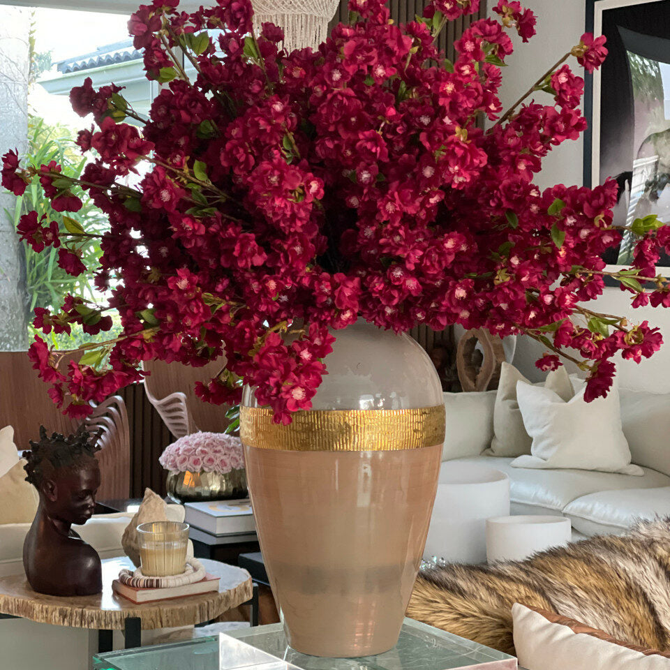 „Goddess“-Vase mit bordeauxfarbenen Kirschblüten