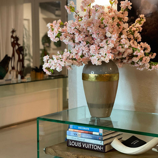 „Goddess“-Vase mit rosa Kirschblüten