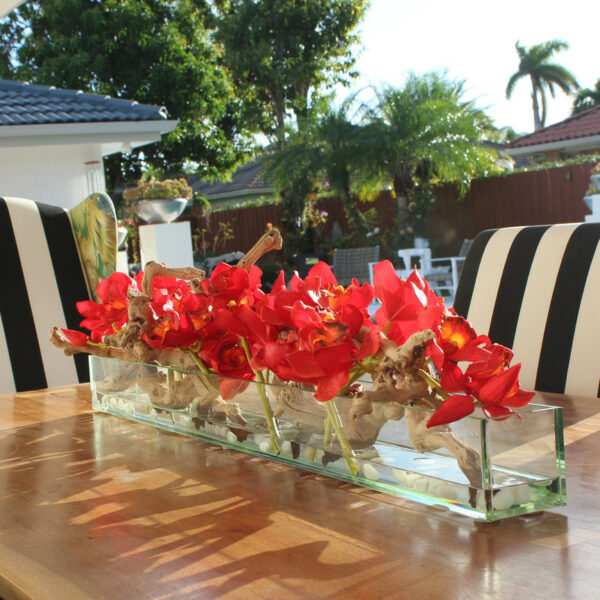 Moderner Glas-Pflanzkübel „Modern Home“ 122 cm mit roten Cymbidien