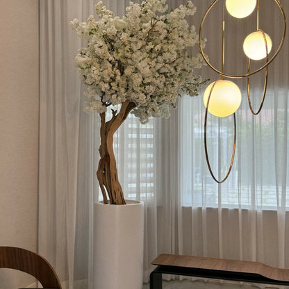 Mattbeige St. Tropez Vase mit weißem Kirschblütenbaum