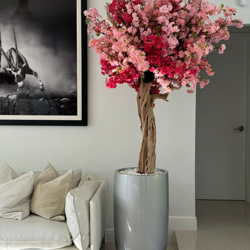 Lissabon-Vase in glänzendem Silber mit personalisierten dreifarbigen pinken Kirschblüten