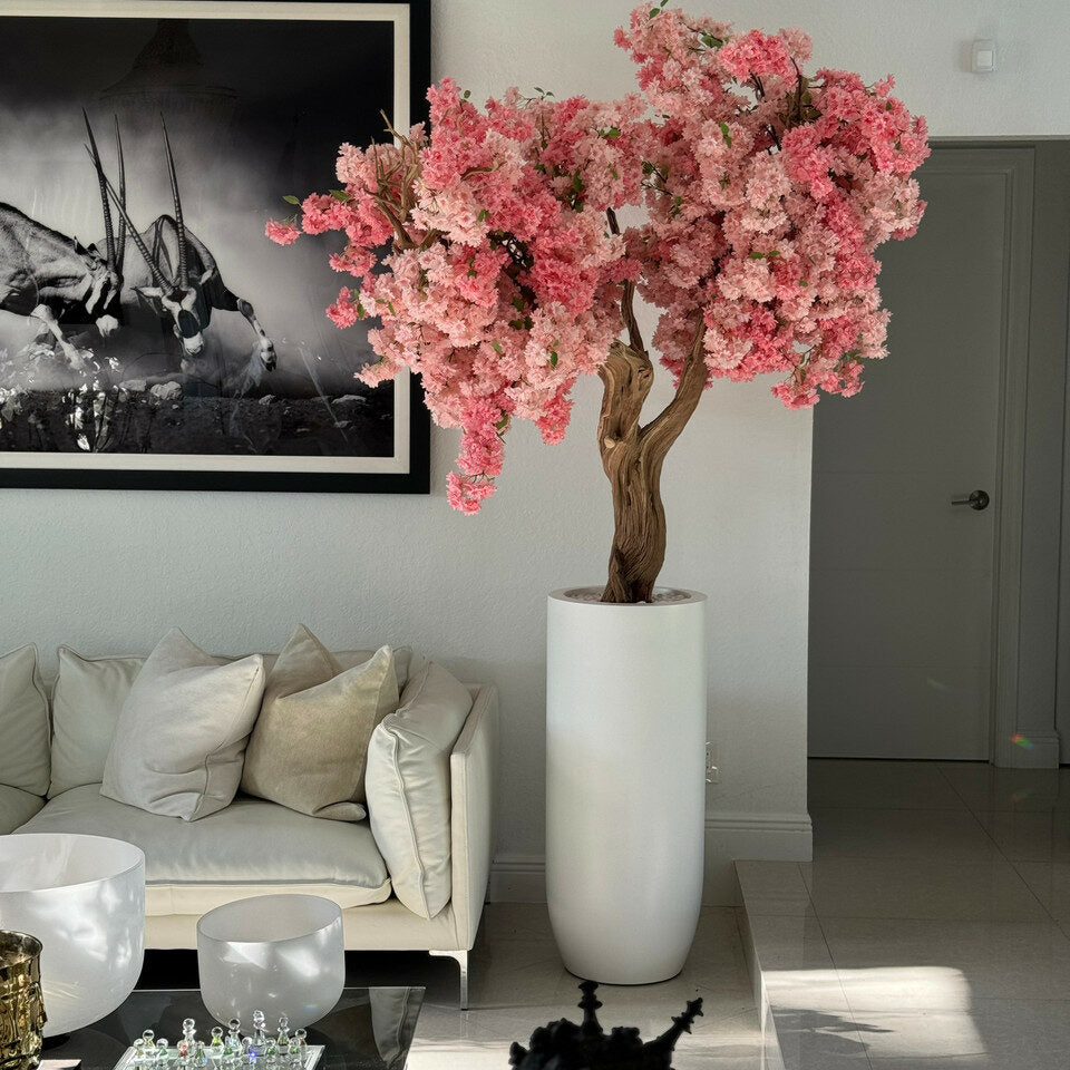 Mattweiße St. Tropez Vase mit personalisierten pinken Kirschblüten