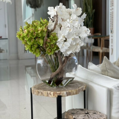 Moon Vase mit weißen Vanda-Orchideen und grünen Cymbidien
