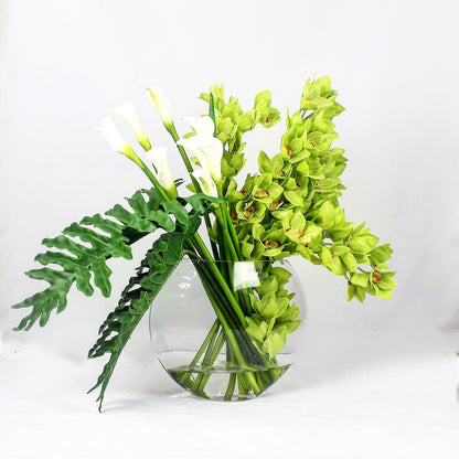 Lunar Vase mit grünen Cymbidien und Callas