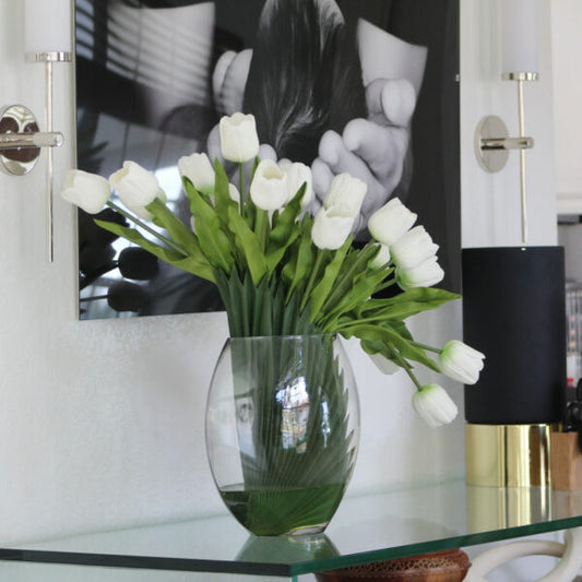 Moon Vase mit weißen Tulpen