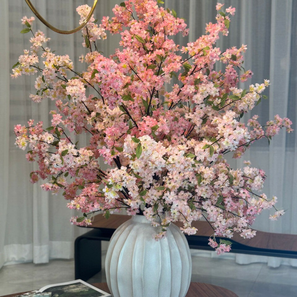 Astoria Vase mit rosa Kirschblüten