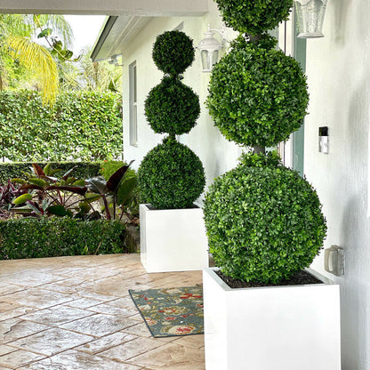 Dreifaches Kugel-Topiary mit großem Block-Fiberglas-Topf