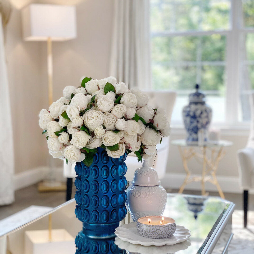 Weiße Englische Rosen in blauer Strukturvase