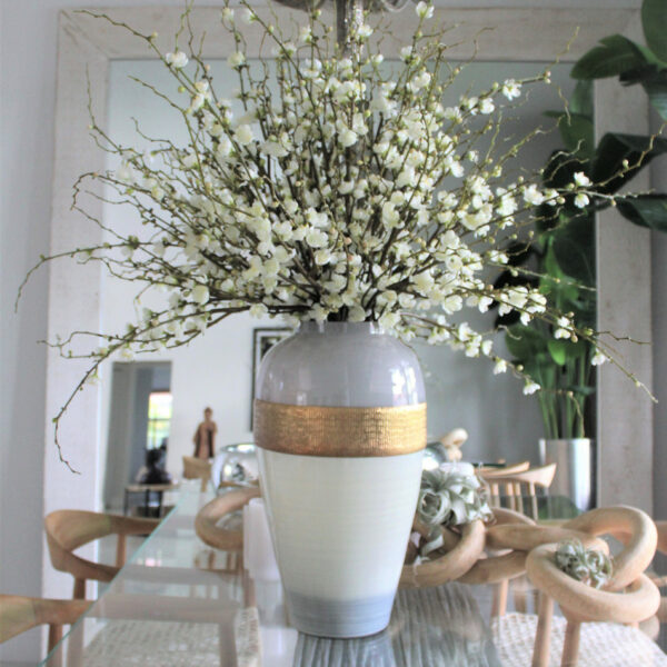 „Goddess“-Vase mit Kirschblütenzweigen