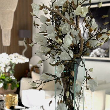 Weiße Magnolien-Vase im 20 Zoll hohen modernen Zuhause