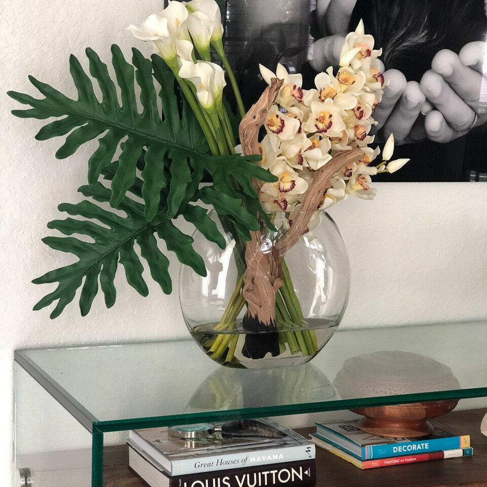 Lunar Vase mit Cymbidium-Orchideen und Calla-Lilien